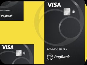Imagem promocional com três cartões PagBank Visa sobre fundo amarelo vibrante. Dois cartões aparecem parcialmente à esquerda e um cartão principal está em destaque à direita. O cartão tem design preto com elementos circulares em tom grafite, chip visível e símbolo de pagamento por aproximação (contactless). No canto superior aparece a bandeira Visa. No cartão principal está escrito o nome “RODRIGO C PEREIRA” e o logotipo do PagBank na parte inferior. Não há pessoas reais na imagem. 