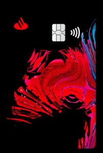 Ilustração artística de um cartão Santander com fundo preto e arte abstrata em vermelho vibrante formando a cabeça estilizada de um touro. O design apresenta traços fluidos e dinâmicos em tons de vermelho, rosa e azul, criando efeito de movimento. Na parte superior aparecem o logotipo do Santander, chip do cartão e símbolo de pagamento por aproximação (contactless). Não há pessoas na imagem. 